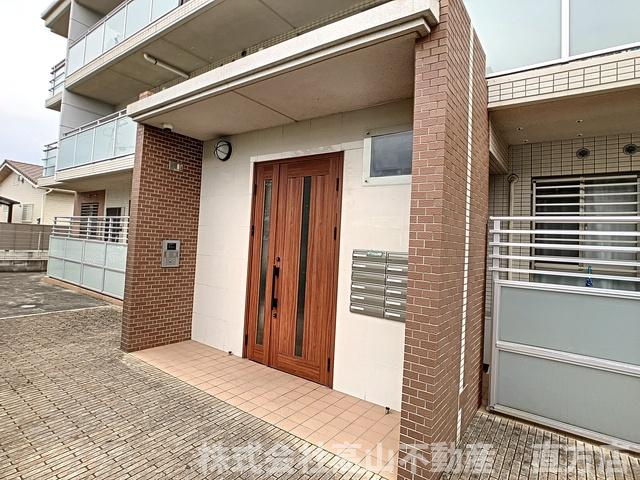 直方市大字感田の賃貸マンションのエントランス