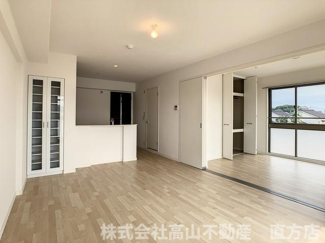 直方市大字感田の賃貸マンションの居間・リビング