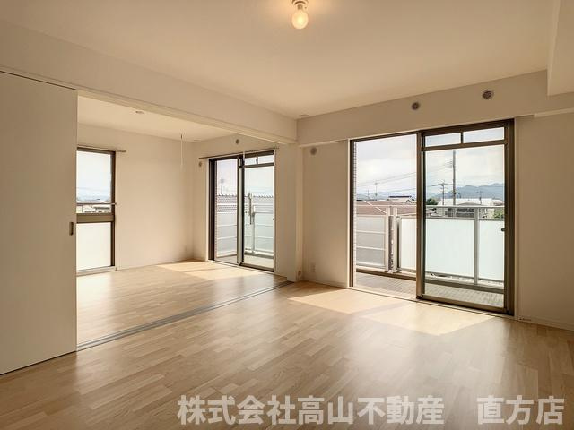 直方市大字感田の賃貸マンションの居間・リビング