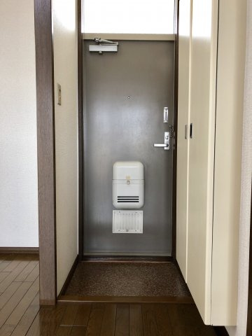 ネオポリスA棟の玄関|シンプルで使いやすい玄関です