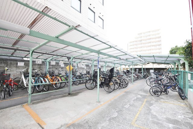 【駐輪場】 | サンハイツ錦糸公園 | 自転車置き場。マンションの共用部にあたります。空きの有無や駐輪料金、各戸の台数制限などについては、改めてお問い合わせください。～即日のご見学可能～　お問合せはお気軽にどうぞ。