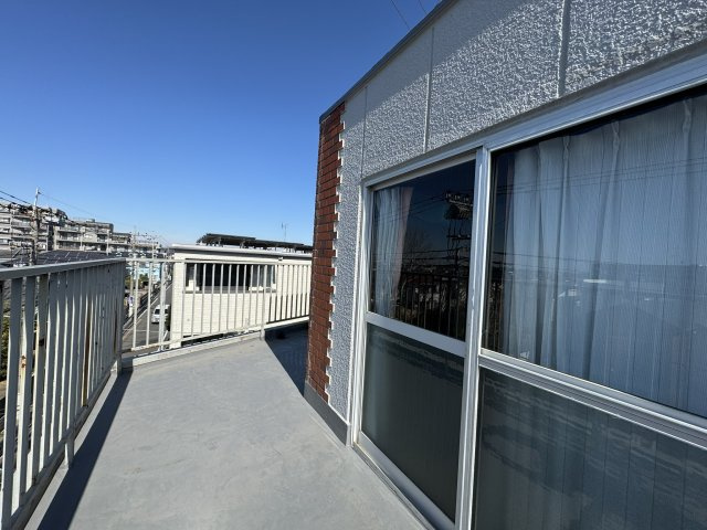 第13大宮ハイツのバルコニー|3方がバルコニーに面しているお部屋です