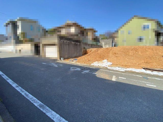 明石市大久保町高丘一丁目②号地　売土地の前面道路含む現地写真