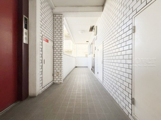 【その他共用部分】 | 共用廊下です。ここもきれいに清掃されています。周囲のお部屋の様子も、ぜひ伺ってみてください。～即日のご見学可能～　お問合せはお気軽にどうぞ。