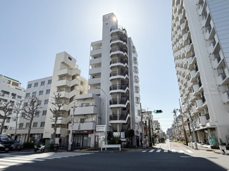 【外観】 | 手入れの行き届いた外壁やエントランスなど、「見ればわかる」レベルで清潔感を保ったマンションです。築年数を感じさせない姿で皆様をお出迎えします。～即日のご見学可能～　お問合せはお気軽にどうぞ。
