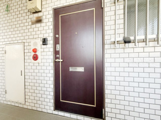 【その他共用部分】 | 皆様をお迎えする、お部屋の玄関ドア。開けやすさや開放角度、ドアノブの操作しやすさや鍵の形状などを、現地で一度ご確認ください。～即日のご見学可能～　お問合せはお気軽にどうぞ。