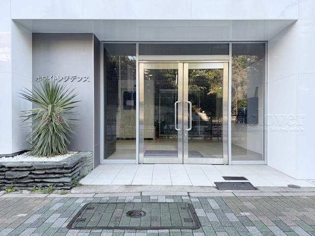 【エントランス】 | ホワイトレジデンス | お客様を、そして住人を出迎えてくれるマンションのエントランス。ゴミが落ちていないことからも、管理状態の良さや住民の節度の高さが見て取れます。～即日のご見学可能～　お問合せはお気軽にどうぞ。
