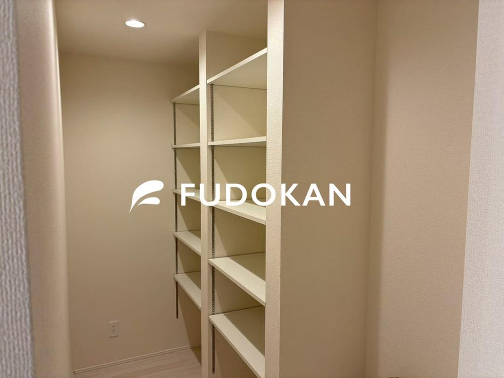 山形市花楯【新築建売住宅】の収納|本物件の特徴として、大きなパントリーがございます。可動棚で高さを上下に変更できますので様々な用途のものを収納頂けます。