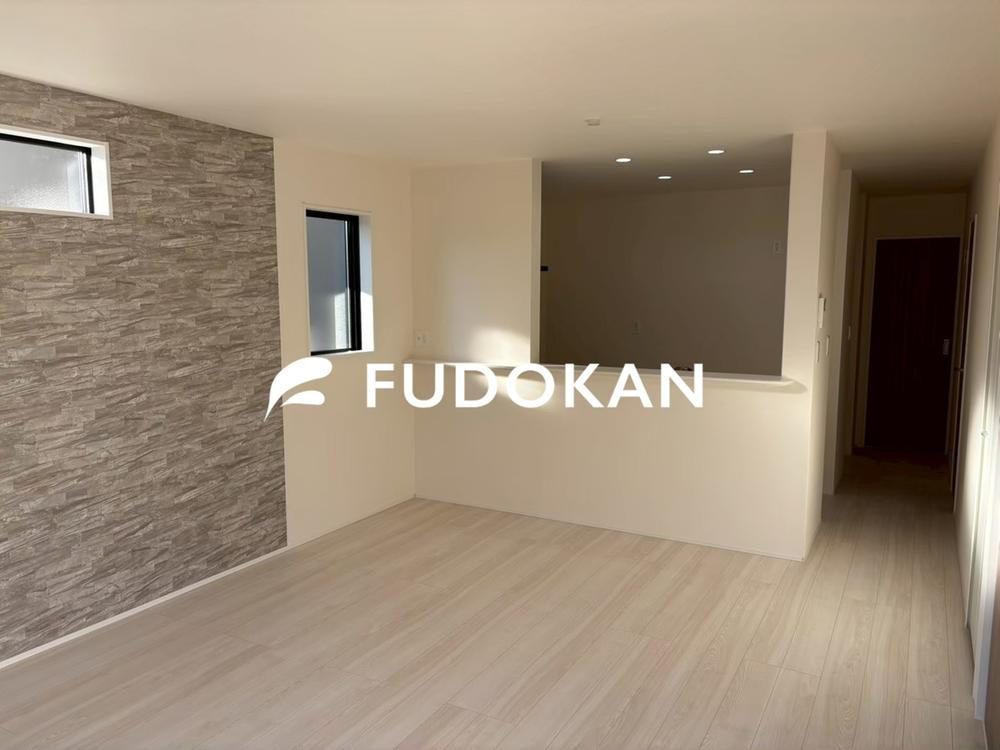 山形市花楯【新築建売住宅】の居間・リビング|リビングは広々です。家族の団欒の場として家庭を包みます。