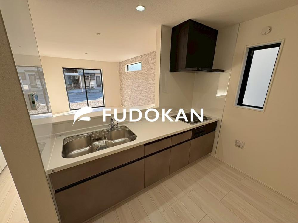 山形市花楯【新築建売住宅】のキッチン|広々ワイドなキッチンは料理がしやすく快適です。