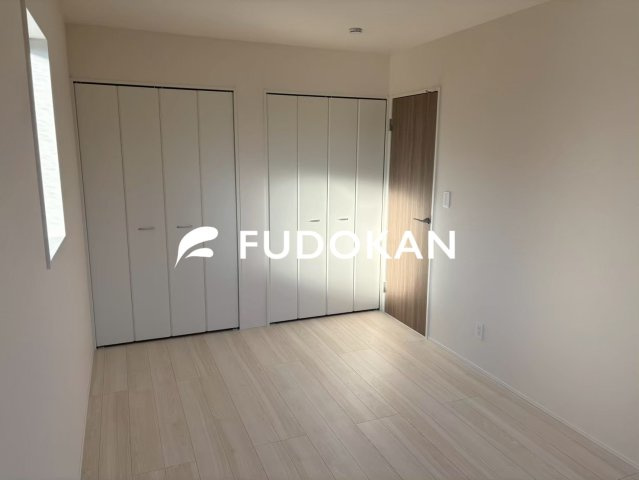 山形市花楯【新築建売住宅】の寝室|大きいベットを置いてもスペースの取れる寝室です。