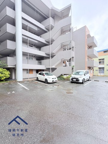 ロワールマンションアール春日の駐車場
