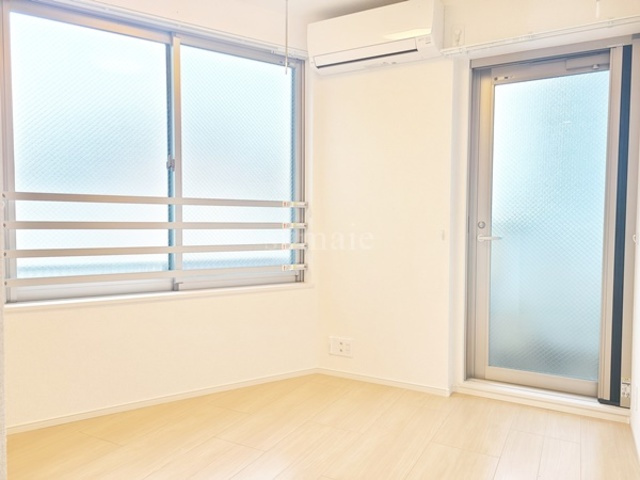 IKEZAWAビルの居間・リビング|5.5帖の２面採光の明るい居室です☆