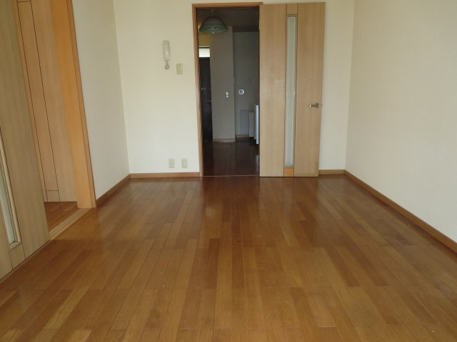 クリスタル和幸の洋室