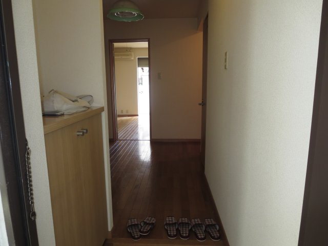 クリスタル和幸の玄関