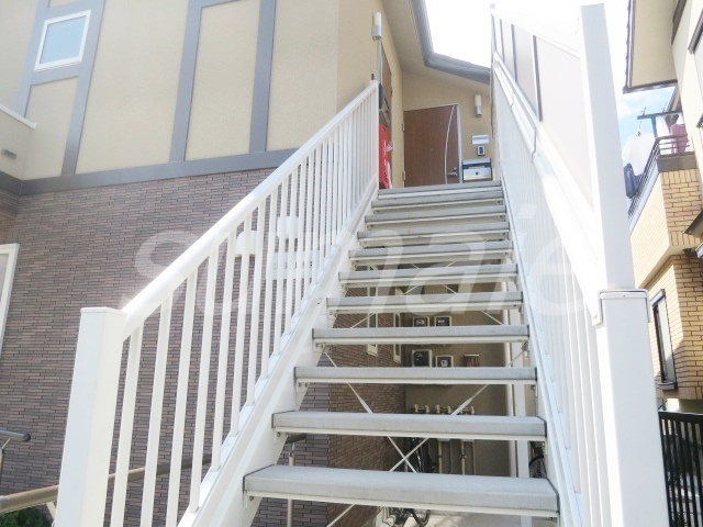 ＥＬＢ上十条のエントランス|お部屋につながる階段です☆