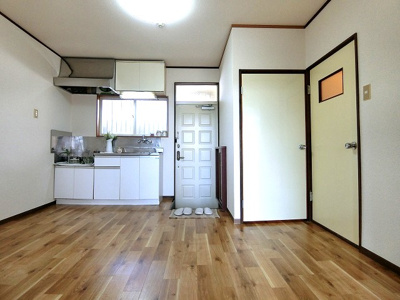 【居間・リビング】 | シェルブルー千代ヶ丘 | ※参考写真※ダイニングキッチン6帖☆洋室側からの眺めです！広めのキッチンスペースで毎日楽しくお料理もできますね！