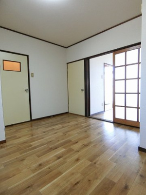 【居間・リビング】 | シェルブルー千代ヶ丘 | ※参考写真※ダイニングキッチン6帖☆和室・洋室両方のお部屋に繋がっています！椅子とテーブルを囲んで家族団欒の時間を過ごせます♪