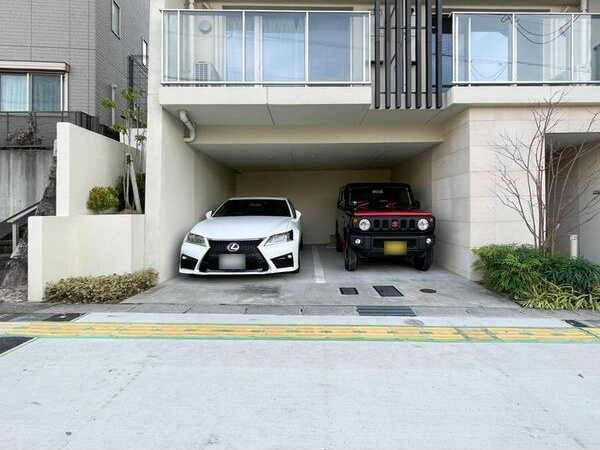 COZY山下通の駐車場