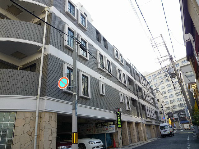 二宮ロイヤルハイツ２番館の外観