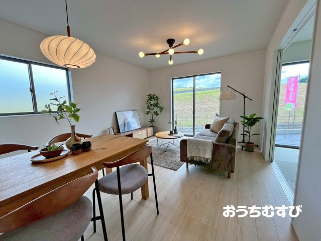 春日井市上条町9丁目(全4棟)の居間・リビング