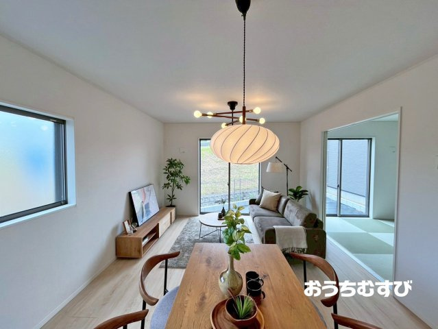 春日井市上条町9丁目(全4棟)の居間・リビング