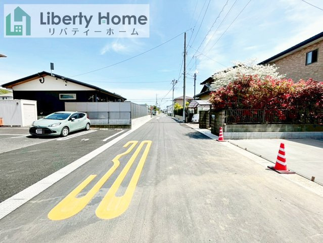 土浦市木田余1期　新築戸建　2号棟の前面道路含む現地写真