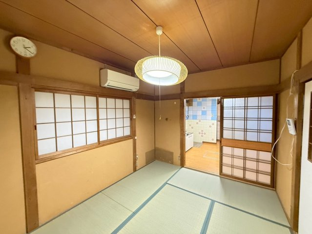 黒原新町戸建　賃貸の和室|畳の上でゆっくりとくつろげる和室です