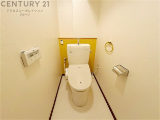 温水洗浄便座付トイレは温水洗浄機能により、暖かい水でおしりを洗浄することができ、冷たい水を使う従来の便座に比べ、温水洗浄機能で暖かいトイレを提供し、快適な使用を可能にします。
