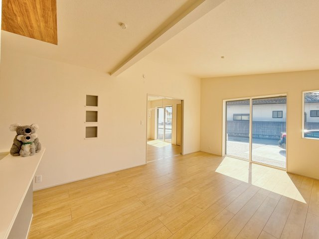 【居間・リビング】 | 前橋市下新田　平屋　新築住宅 | ≪LDK≫
リビング・ダイニングは白を基調としたシンプルな空間。
雑貨やこだわりの家具など、レイアウトも自由に楽しめます！