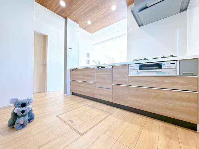 【キッチン】 | 前橋市下新田　平屋　新築住宅 | 忙しい毎日にうれしい、食洗機付きのシステムキッチンを採用。家事の時短ができ手洗いの手間を減らしてくれます。