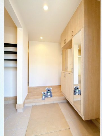 【玄関】 | 前橋市下新田　平屋　新築住宅 | 自然光が差し込む明るい玄関は、帰るたびにほっとする暖かな雰囲気。木目調のドアや床が、優しい印象を与えてくれます。