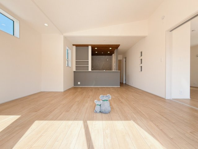 【居間・リビング】 | 前橋市下新田　平屋　新築住宅 | 窓から差し込む陽光がリビングでくつろぐ家族を暖かく包み込みます。生活の中心となるLDKで贅沢な時間を家族とお過ごしください。