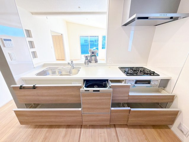 【キッチン】 | 前橋市下新田　平屋　新築住宅 | 使い勝手のいいシステムキッチンには、ビルトインタイプの食器洗浄乾燥機を完備。食後の片付けもスイッチ一つで完了し、時間にも心にもゆとりが生まれます。