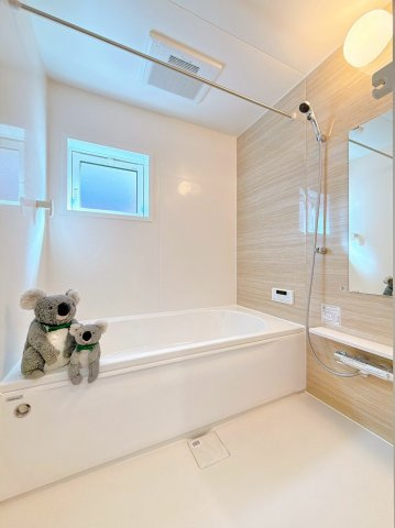 【浴室】 | 前橋市下新田　平屋　新築住宅 | ほどよい優しいライトに包まれたバスルーム。香りの良いバスソルトに身をまかせ、浴槽でゆっくりと深呼吸。一日の疲れが癒されます。