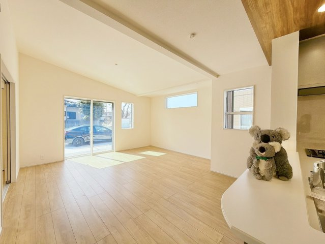 【居間・リビング】 | 前橋市下新田　平屋　新築住宅 | 窓からのあたたかい光をあびながらの朝食。今日も一日がんばれそう！と思えるリビング。