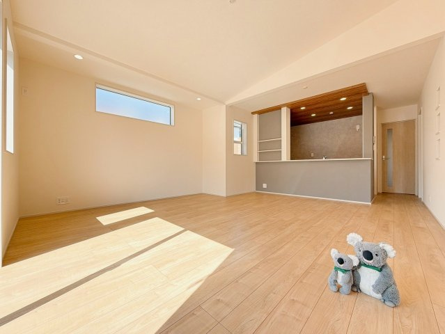 【居間・リビング】 | 前橋市下新田　平屋　新築住宅 | 家族が自然と集まるリビング・ダイニング明るい光が差し込み、笑顔があふれる心地よい空間です。ゆったりとした広さで、くつろぎの時間をお過ごしいただけます。