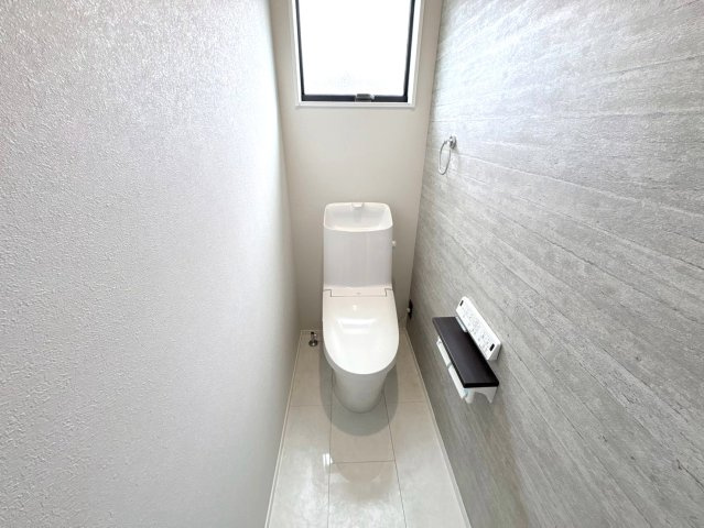 タマタウン　岐阜市粟野西（岩野田小）　全2区画分譲のトイレ|超節水型の水洗トイレを標準採用。汚れが付きにくいコーティング加工で、いつでも清潔に保てる便座を装備。