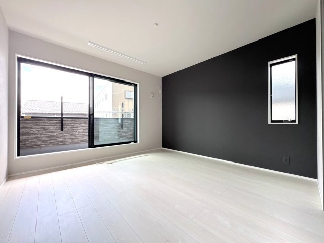 タマタウン　岐阜市粟野西（岩野田小）　全2区画分譲の寝室|全居室にたっぷり収納できる大型収納を設置。窓ガラスは断熱性能や結露防止効果の高いペアガラスです。