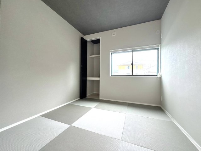 タマタウン　岐阜市粟野西（岩野田小）　全2区画分譲の洋室|建具やクロスなどをトータルデザインでコーディネートしており、室内に落ち着きと安らぎを与えてくれます。
