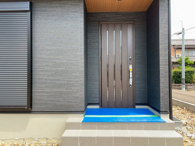 タマタウン　岐阜市粟野西（岩野田小）　全2区画分譲の玄関|玄関ドアの鍵はディンプルキーと内側はサムターンキーになっており防犯性の高い仕様になっています。