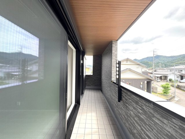 タマタウン　岐阜市粟野西（岩野田小）　全2区画分譲のバルコニー|バルコニーは南向きで洗濯物もよく乾きます！強度と表面積硬度を持つFPRで防水しています。