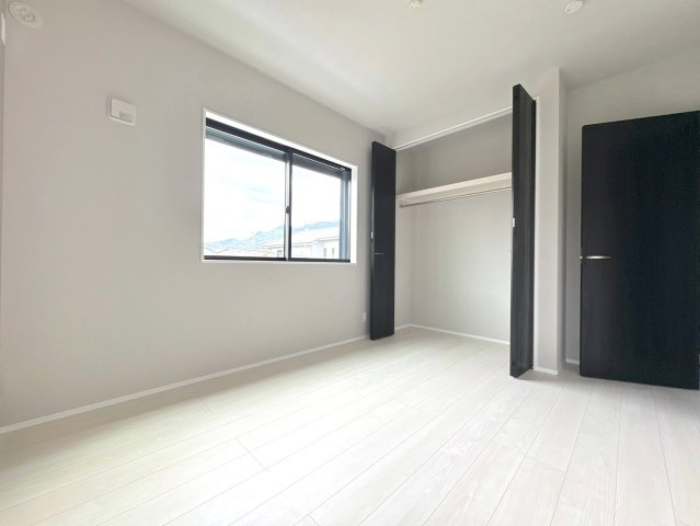 タマタウン　岐阜市粟野西（岩野田小）　全2区画分譲のキッチン|カウンタースペースがついた広々キッチン。浄水器組込み水栓でシンクまわりがスッキリお使いいただけます
