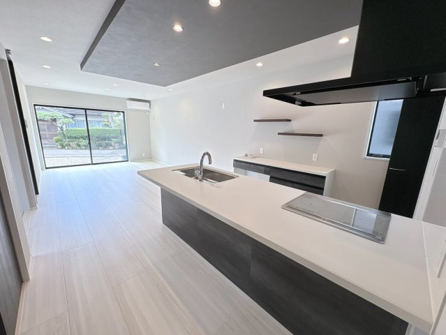 タマタウン　岐阜市粟野西（岩野田小）　全2区画分譲のキッチン|カウンタースペースがついた広々キッチン。浄水器組込み水栓でシンクまわりがスッキリお使いいただけます
