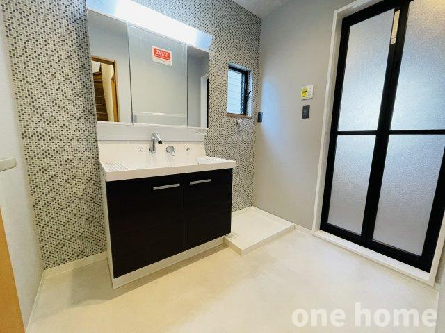 十三東4丁目中古戸建の独立洗面台|◆広々とした洗面室には三面鏡の洗面化粧台を新調済！水栓が壁付けタイプでお手入れラクチン！
◆洗面室にも窓があり、通風良好です！
