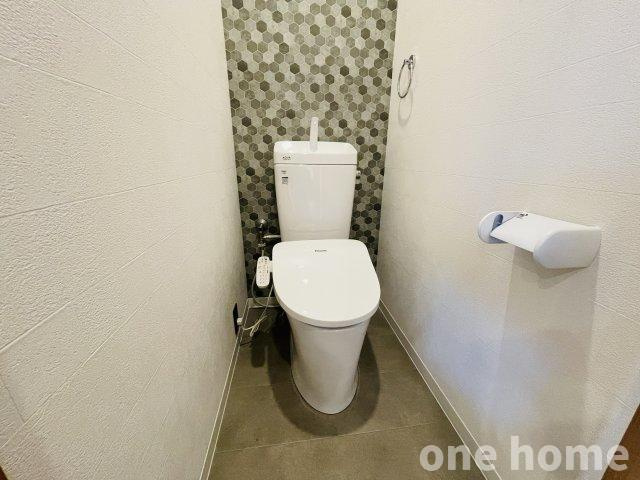 十三東4丁目中古戸建のトイレ|◆新調された温水洗浄便座付きトイレです！お洒落なアクセントクロスが施されています！
◆【onehome専任物件】売主様→当社→お客様の関係でご内覧～商談までスムーズです!!