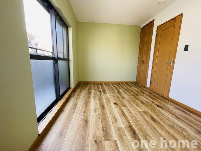 十三東4丁目中古戸建の洋室|◆3階約6.7帖洋室 別角度です！
◆温かな木目で統一された内装です！ベーシックな内装につきお持ちの家具やカーテンとの相性はバッチリです！