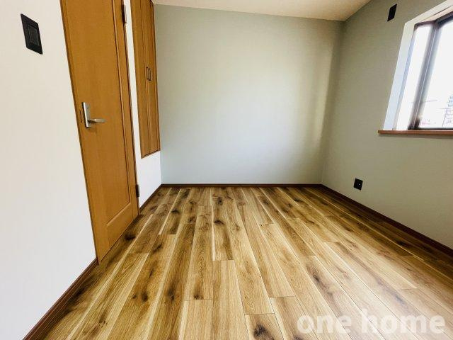 十三東4丁目中古戸建の洋室|◆3階約5.5帖洋室です！出窓から陽光差し込む明るい空間です！
◆【即日内覧会開催中】ご自宅や最寄り駅などで送迎が可能です。ご希望をお申し付けください！