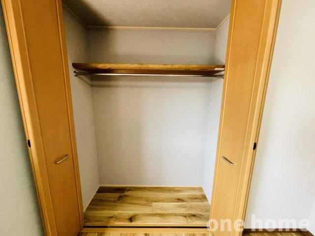十三東4丁目中古戸建の収納|◆3階約5.5帖洋室 収納です！ハンガーパイプ×枕棚付きで横幅もあり、しっかり収納ができます！