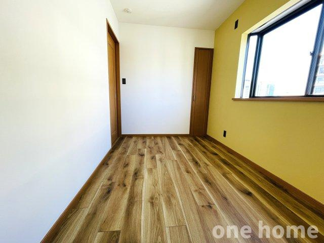 十三東4丁目中古戸建の洋室|◆3階約5.0帖洋室です！明るいアクセントクロスが施されています！
◆こちらのお部屋も出窓があり、明るい洋室です！